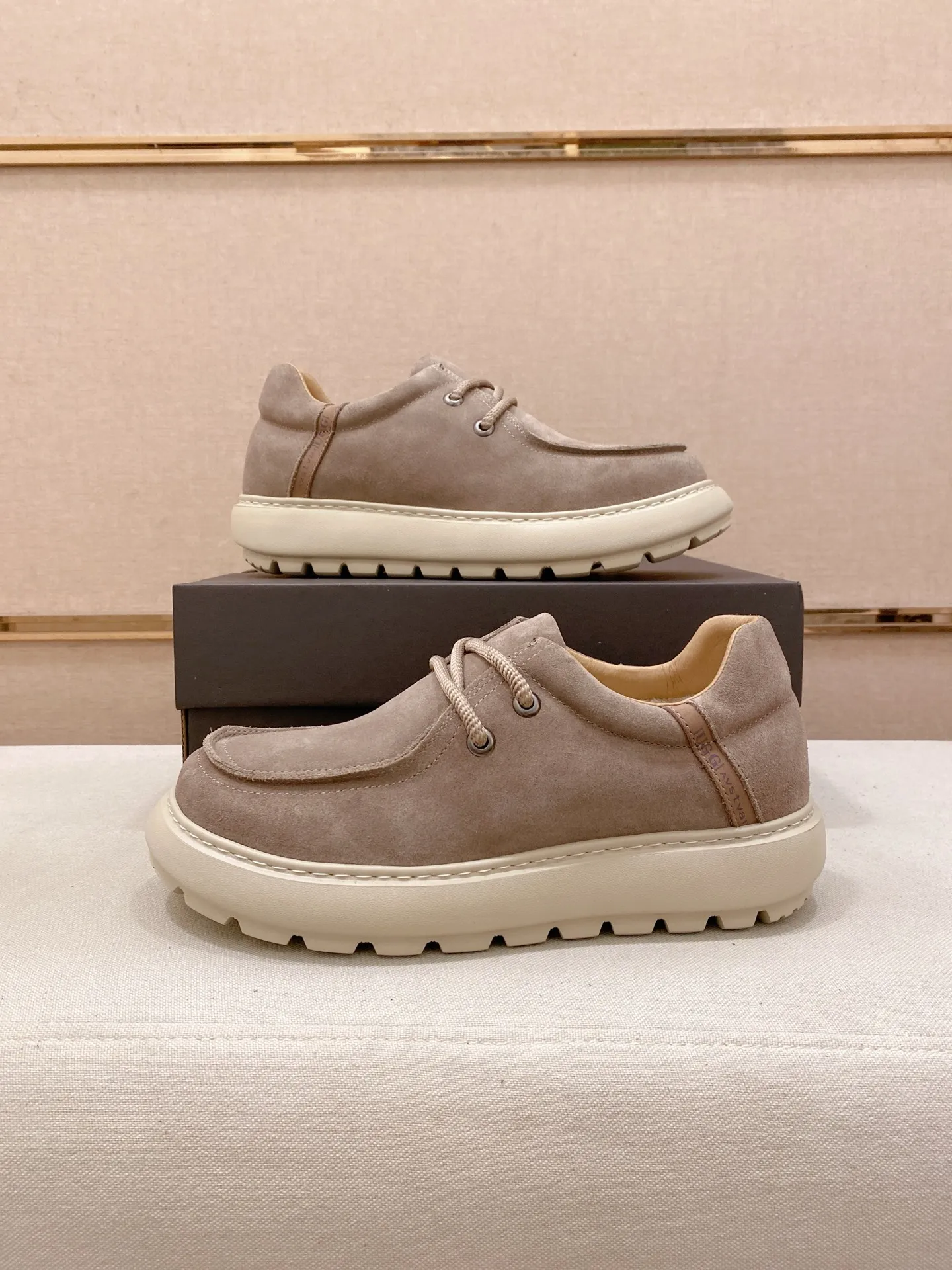 Factory price: 600💰New UGG fur-integrated men's simple and fashionable snow shoes. The most worth buying at the end of this year are warm casual shoes. Whether you are out and about at home, their comfortable and warm performance will be your most suitable fashion companion! The material is cowhide upper and imported wool is used inside. Two layers of cowhide for warmth and comfort! The eva+ rubber patch outsole is cushioned, non-slip and wear-resistant, and has good elasticity. It is light and wear-resistant, comfortable and soft, and the new simple cut is more fashionable. It has both practicality and fashion sense, so you no longer have to worry about how to match it in winter, while still maintaining your fashionable taste. High-quality genuine wool produced in Dongguan. The material depends on the details! Size: 39-40-41-42-43-44-45 sneaker size
